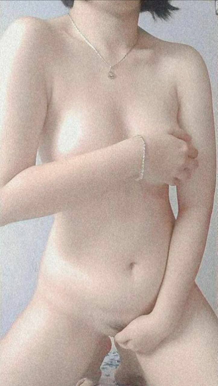 Cô bé dễ thương [Xiao Gaigai], footjob, cả hai lỗ đều mở. Đau quá khi nhét cái "của quý" to vào!