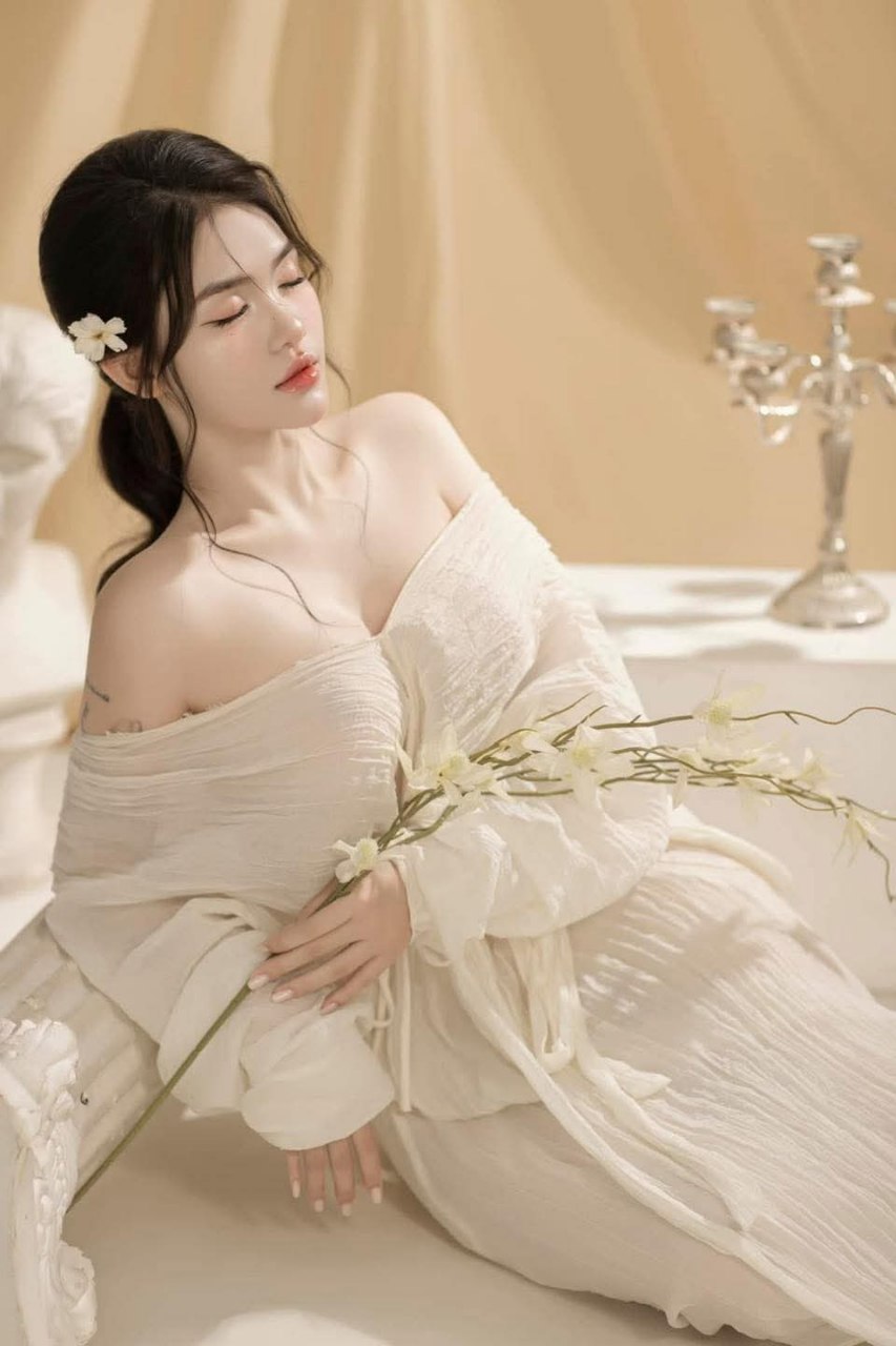 [Lão tài xế Đàm Hoa] Người đánh xe ngựa hẹn gặp một cô gái mặc chuông bạc trong khách sạn, thở hổn hển không ngừng, thân hình thanh xuân mềm mại như tơ...